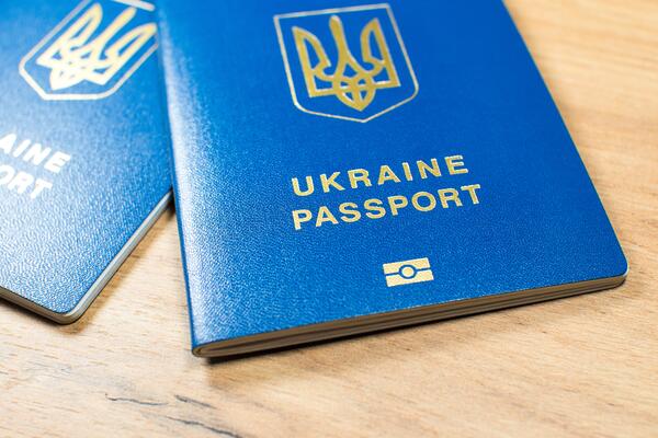 Bild vergrößern: Ukrainischer Pass; Front zeigt Wappen; Schrift: Ukraine Passport